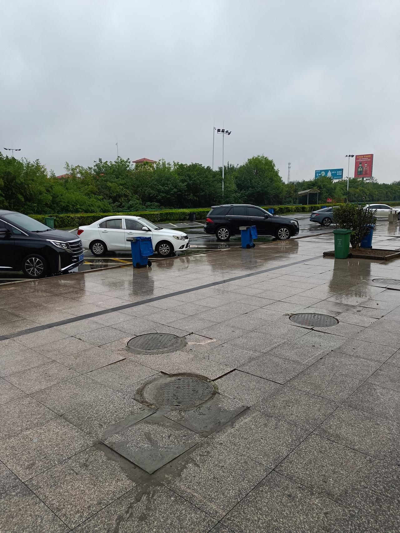 中秋节下雨了，来到服务区休息一下再出发。因为是下雨天，出门的人不多，服务区里只有