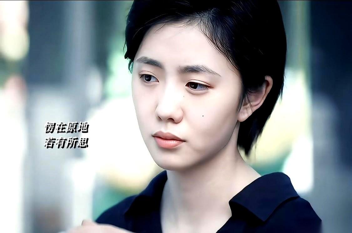 省秦家属院里，一阵秦腔猛地拔高，是《杨门女将》。唱腔里带着水汽，越唱越抖，最后