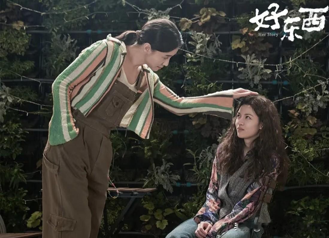 以后谁还敢说人家钟楚曦抢C位？今晚的金鸡奖，钟楚曦一鸣惊人，第一次入围就拿下