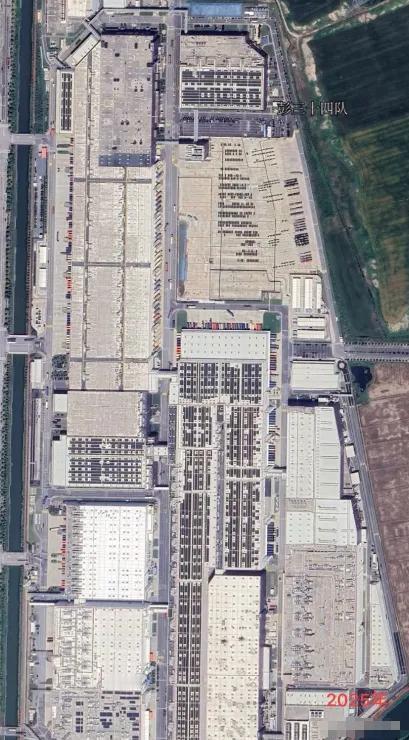 上海特斯拉超级工厂，占地1290亩，当时以市场价的10%卖了特斯拉。并且给特斯拉