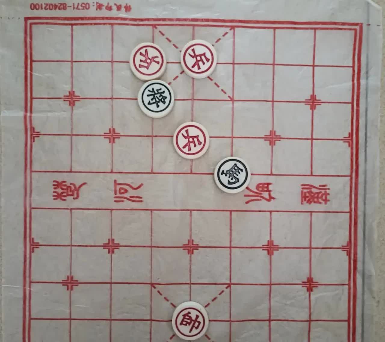 老丈人爱下棋，他摆了一个残局，问我红棋能不能赢。我想了一下，说红棋两个兵