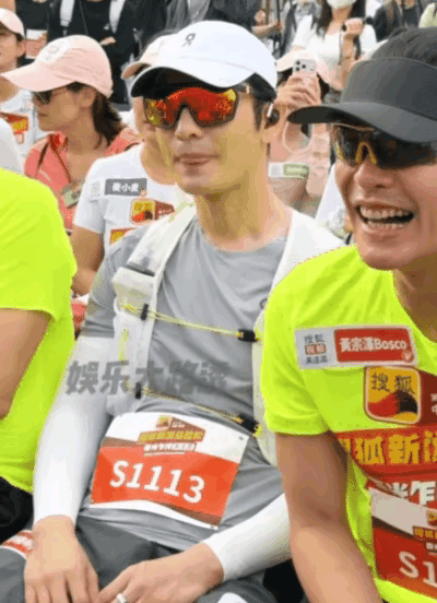 还真是，黄晓明简直要秒杀黄宗泽了。最近49岁黄晓明颜值回春，忽然又变年轻了。黄晓