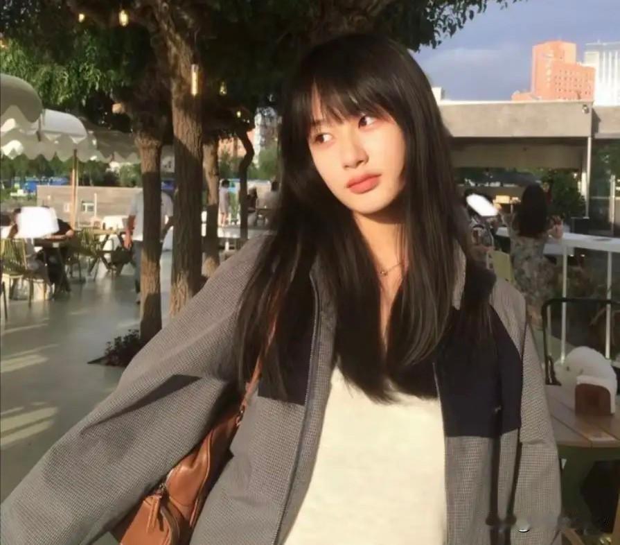 吴启华向大家证明了：生孩子想颜值稳定还是得找帅哥。他17岁女儿最近火了，这