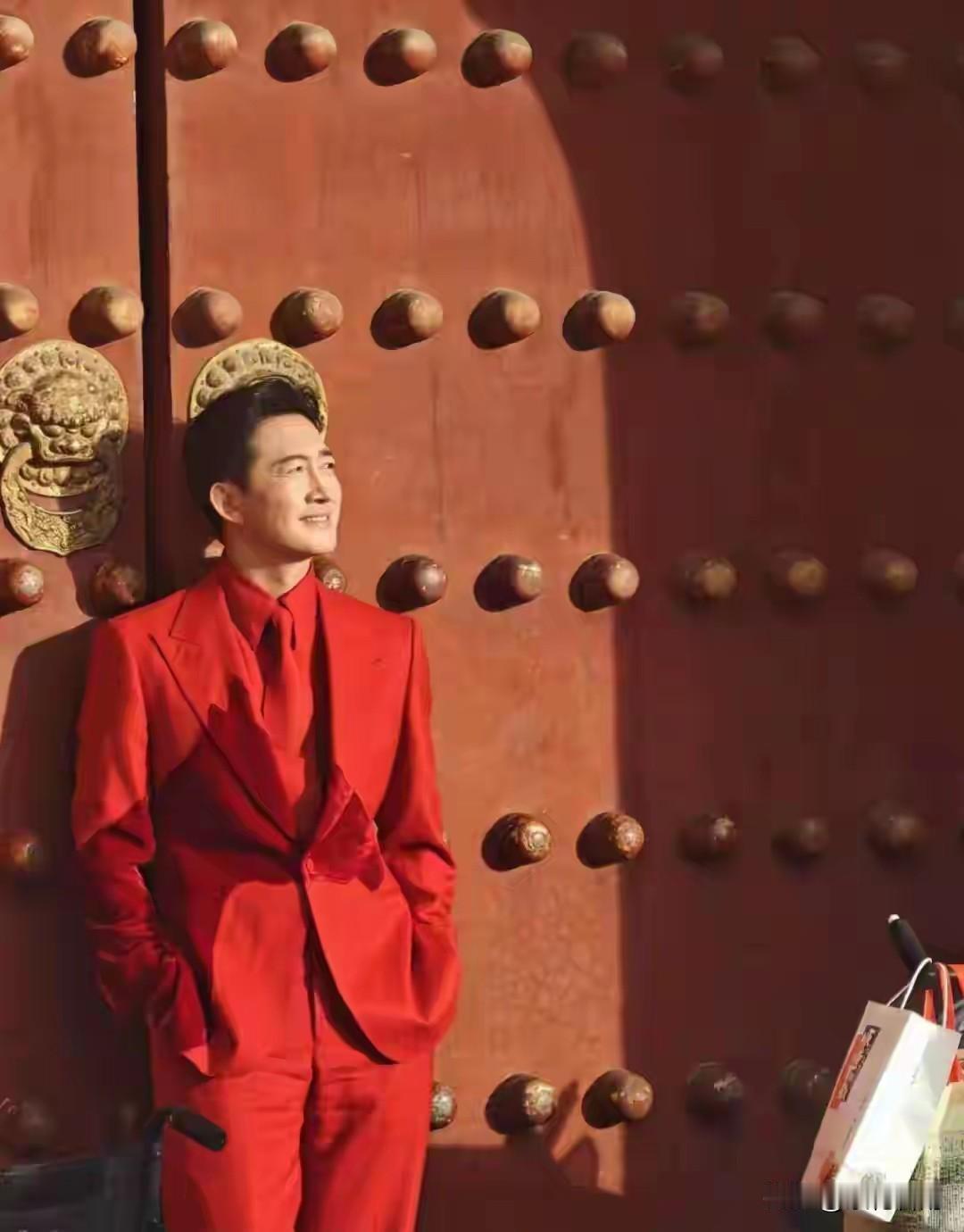 王阳低调现身天坛公园，一身红色西装与身后朱红宫墙、青灰石砖相映成趣，传统与现代的
