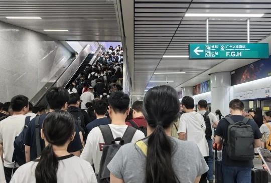 9月30日早上8点多广州南站人流。提大件行李的要预留更多时间哈。南站工作人员一