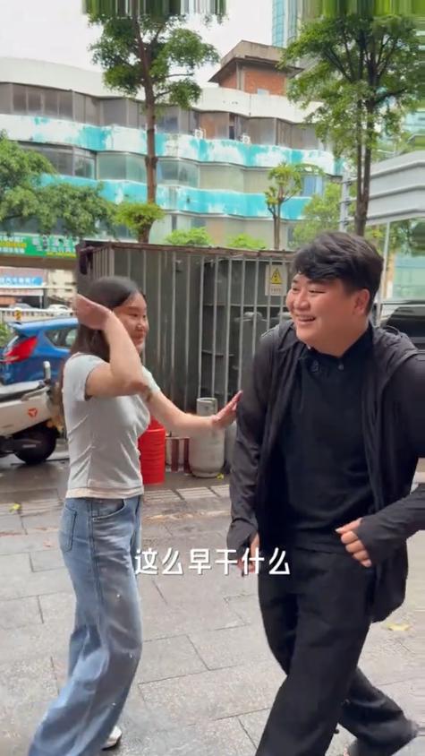 张家齐这趟广东行，前脚刚和全红婵哥哥全进华一起带货，后脚又被带去吃广东炒