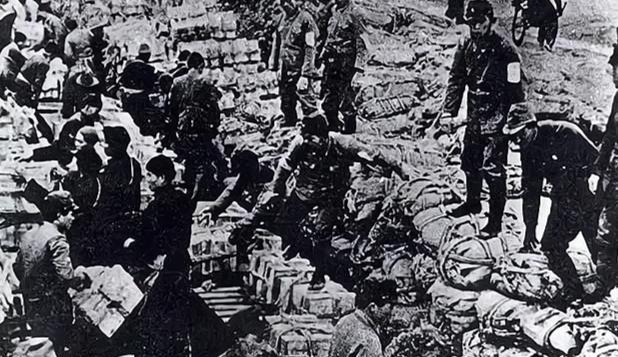 1933年的东北，寒风裹挟着硝烟扑面而来。日军的铁蹄碾压着这片土地，杀戮与掠夺成