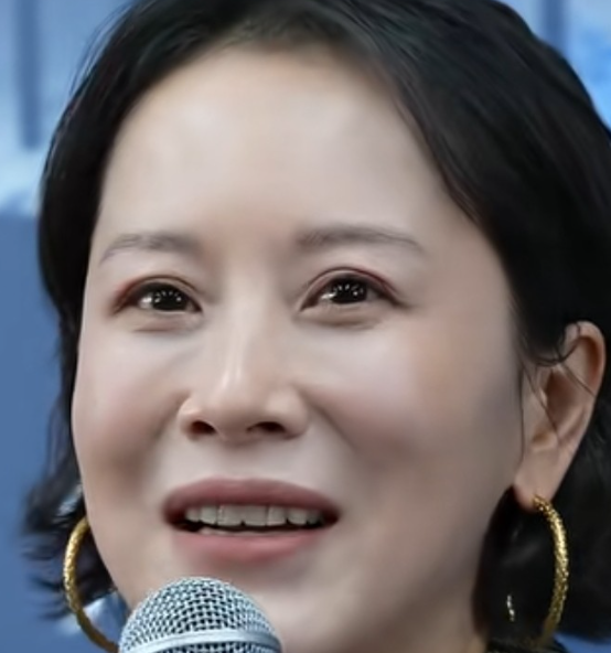 海清48岁了，她主演的人物都是果断利落，嘎嘣脆，个性相当鲜明，演的非常投入的感觉