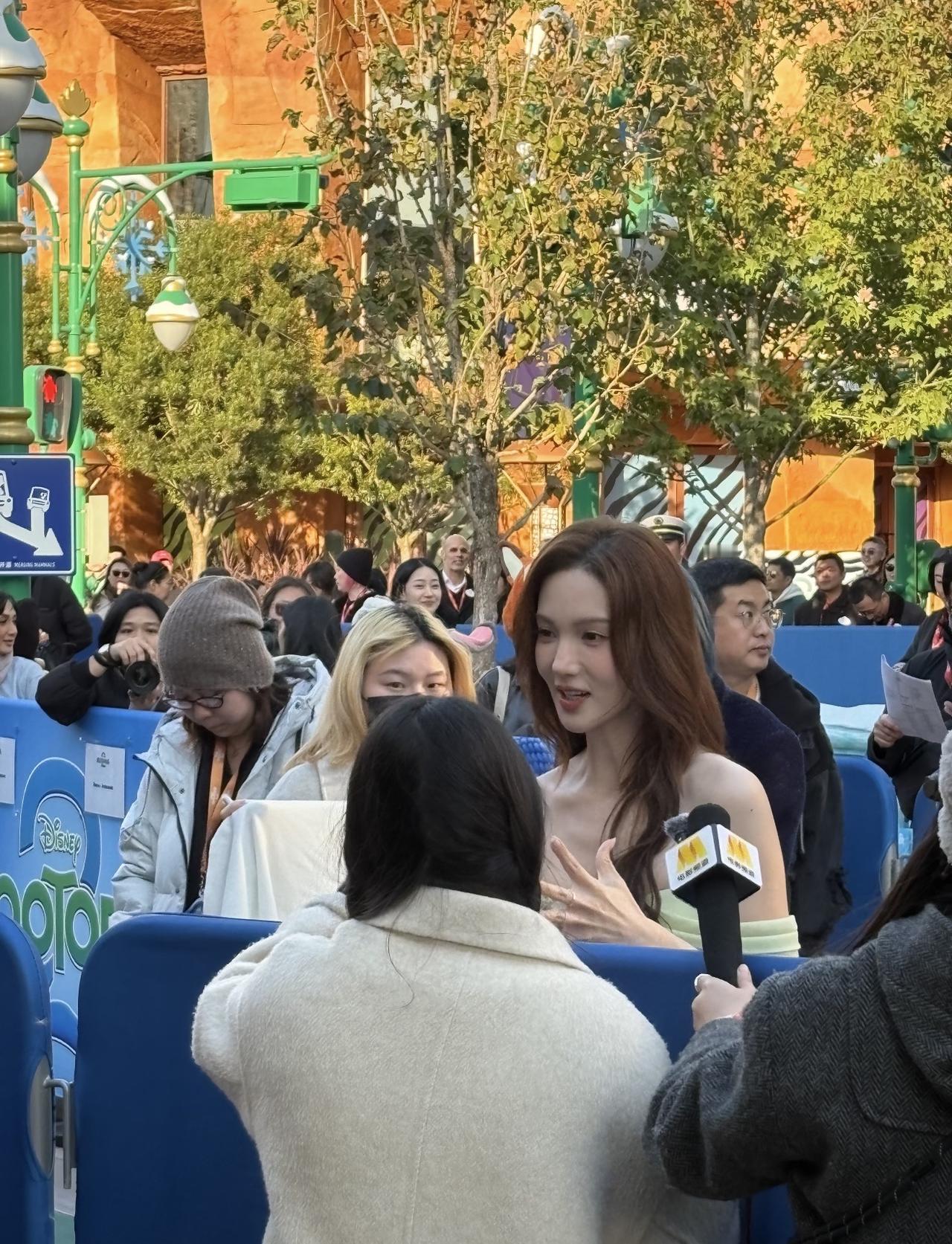 11月18日，有位网友在上海偶遇金晨，她现身活动，在人群中一眼就看到她了，真的好