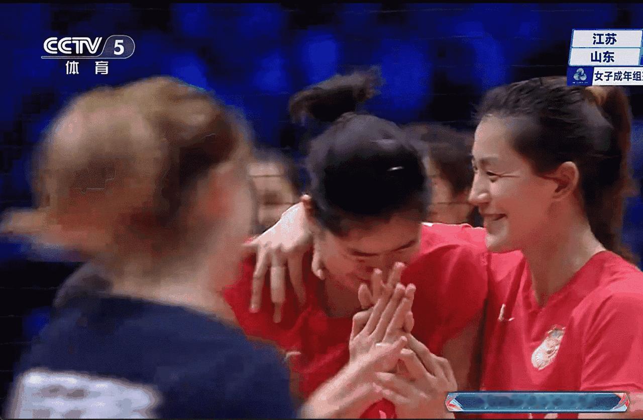 江苏女排把山东女排研究得明明白白的！山东女排跟江苏女排不在一个档次啊，一点都不像