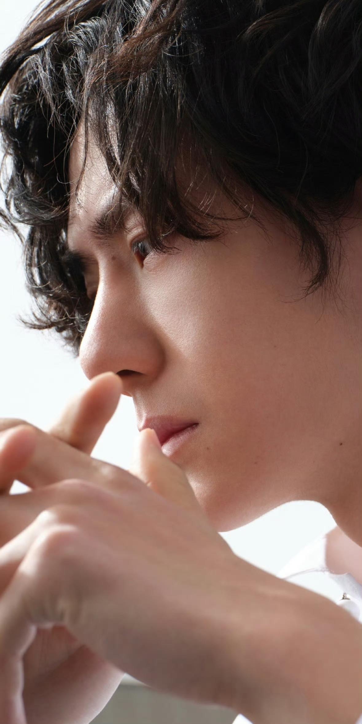 借用网友的一句话："凭什么王一博只要呼吸就时髦"！答案早就人尽皆知：王一博就是