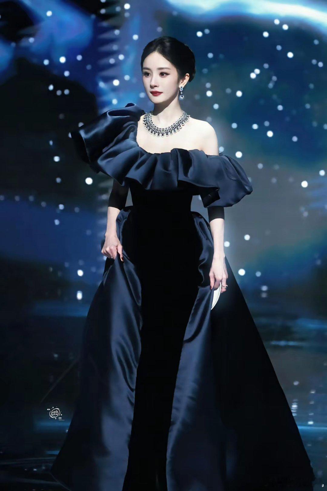 我最不能理解的人，就是杨幂了，她都39岁生过娃了，大肚子，皮肤暗黄，臀部宽……竟