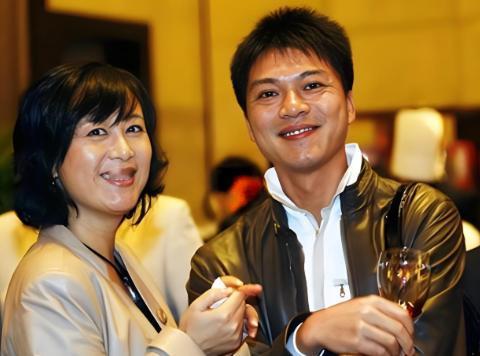 她是著名演员、百花奖影后，她的丈夫是乒乓球世界冠军，当红时淡出荧幕，中年复出，又