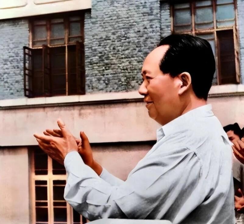1949年选主席，毛泽东575票当选，差一票满票，周恩来赶紧汇报，毛主席一句话让
