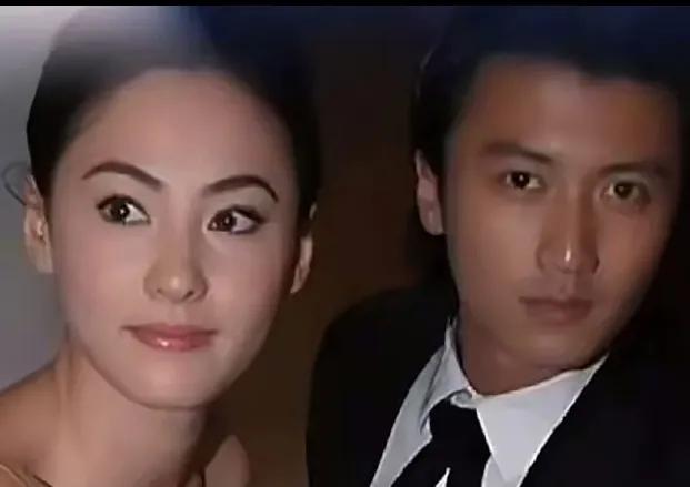 《在谢霆锋演唱会的光影里，我看见三种最动人的牵挂》场馆里的荧光棒还没亮起时