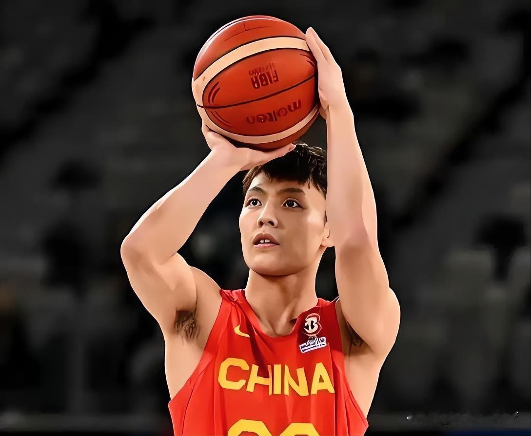 没想到吧？徐杰竟然是这样评价庞铮麟的。作为国家男篮集训队组织控卫的竞争对手，徐