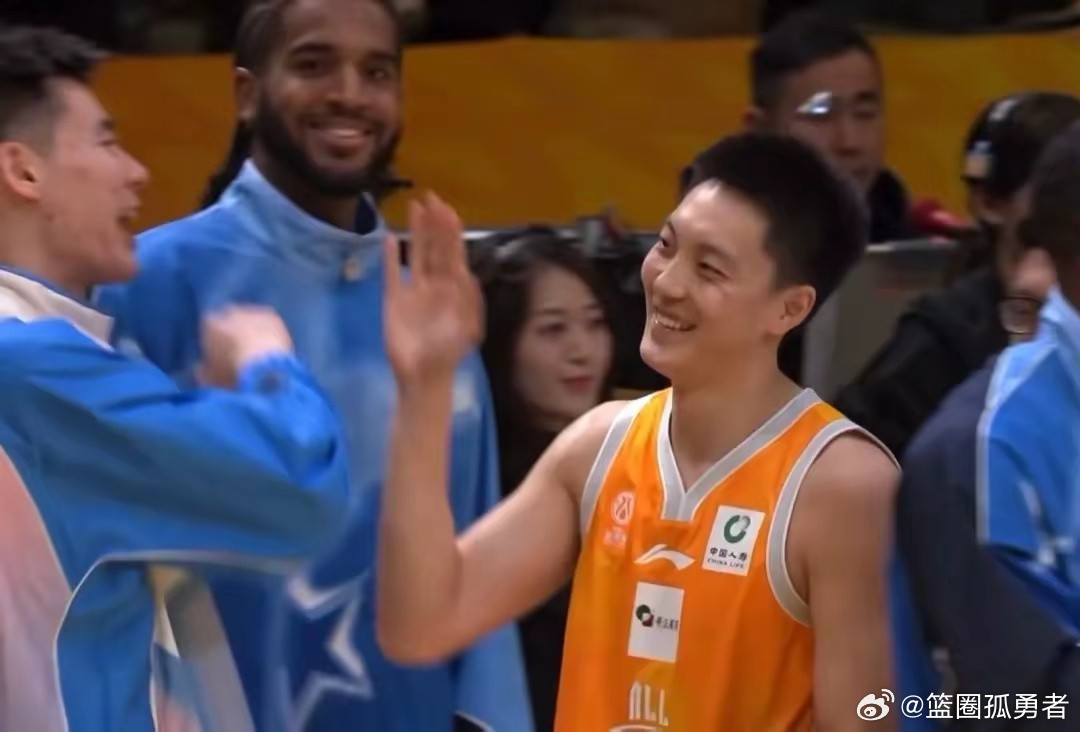 在CBA全明星全场飞奔无所不能的徐杰和胡明轩没能带队客场战胜新疆男篮。根据广东女