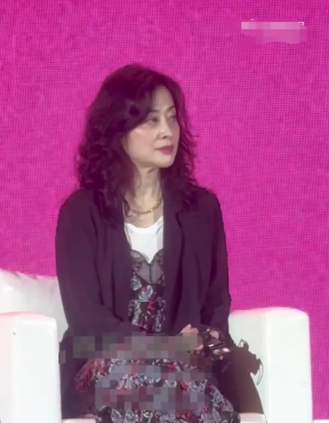 从此跌落神坛，50岁梅婷被指撞脸66岁倪萍。你没有看错，这是梅婷，假一赔十，