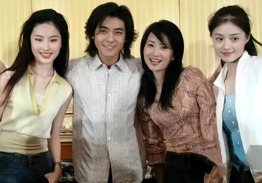 林志颖和蒋欣中间的美女是谁？​​​