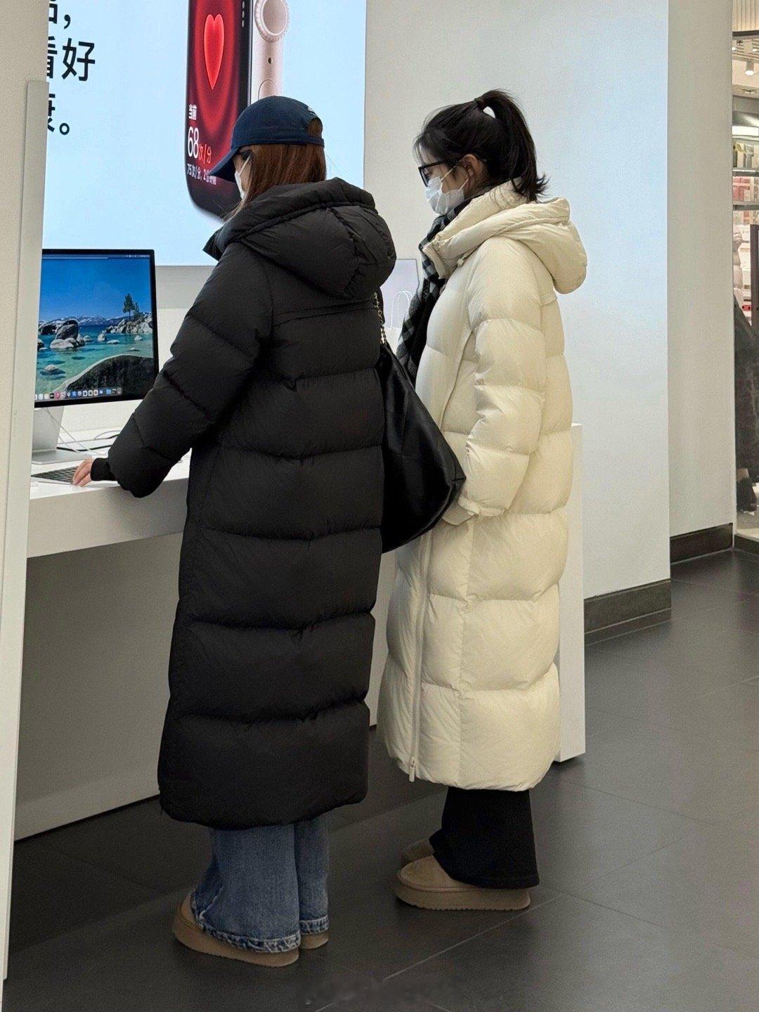 手机店看到的有没有姐妹知道啊！我靠在胖东来看到的，这几个姐妹的羽绒服好好看，逛