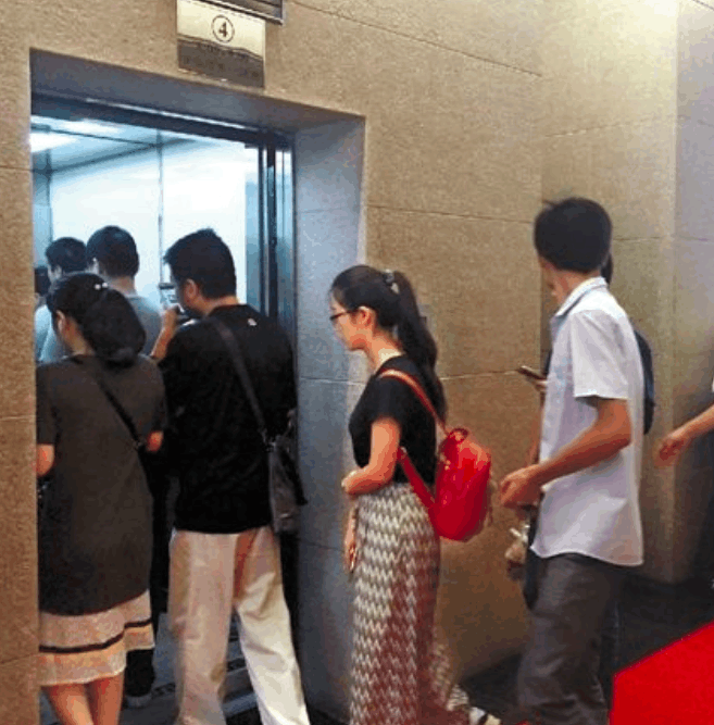 同样是乘坐电梯, 不同妈妈的教育方式, 差距不是一般的大