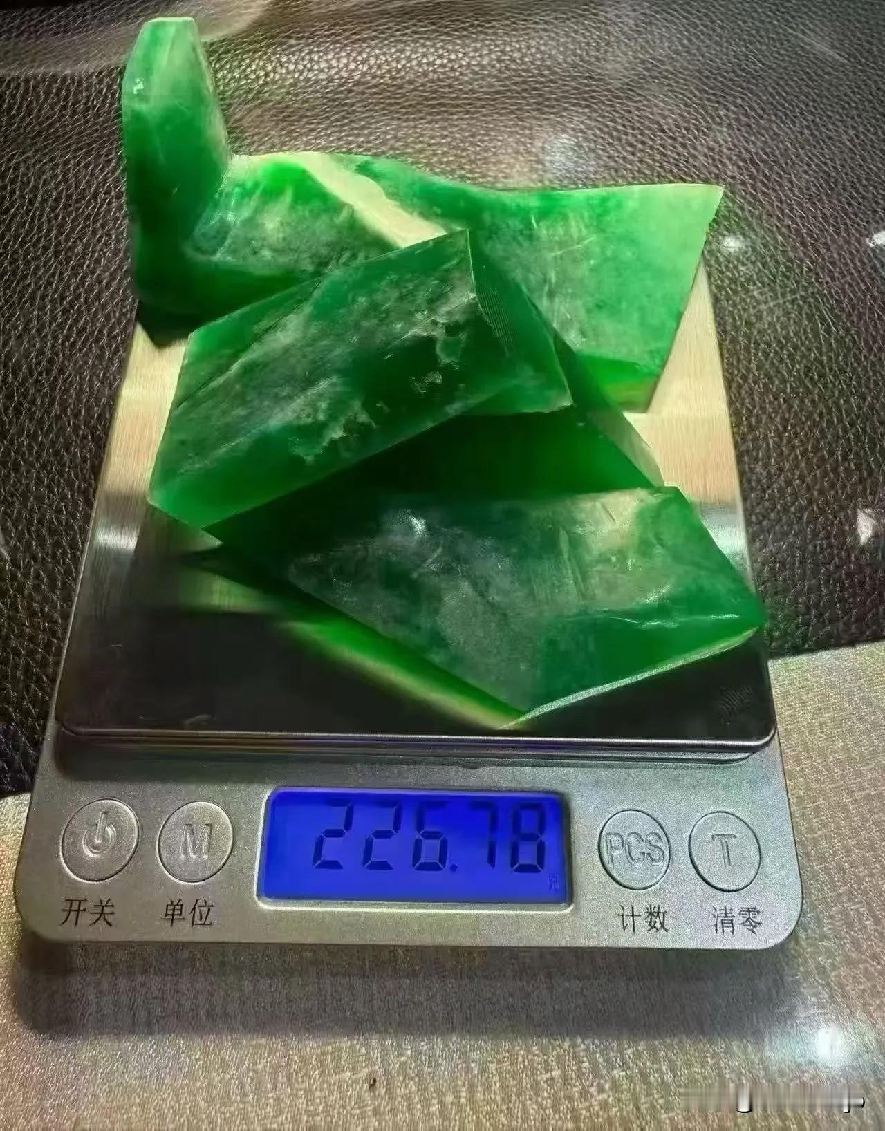 226克的缅甸帝王绿翡翠边角料以4700万成交，折算下来一公斤要两个多亿。佳士得