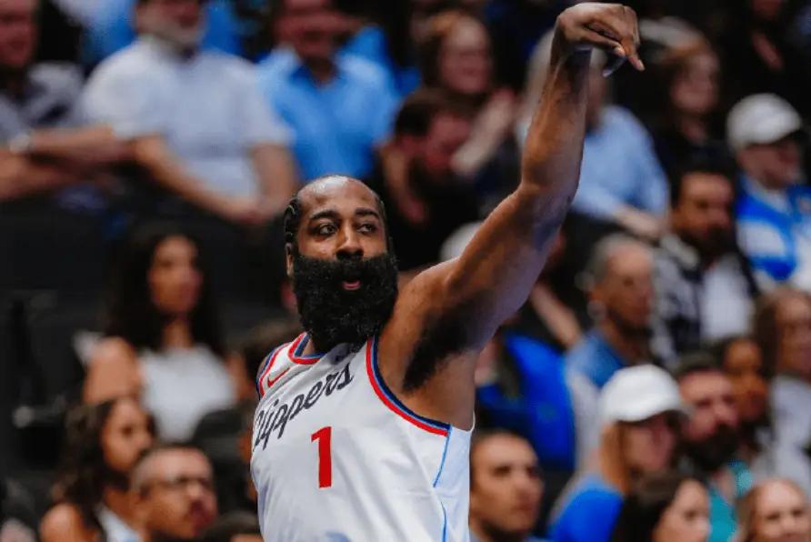 柯林斯完全没有战术安排给他，哈登主控，祖巴茨站内线，柯林斯和琼斯两个底角，挂45