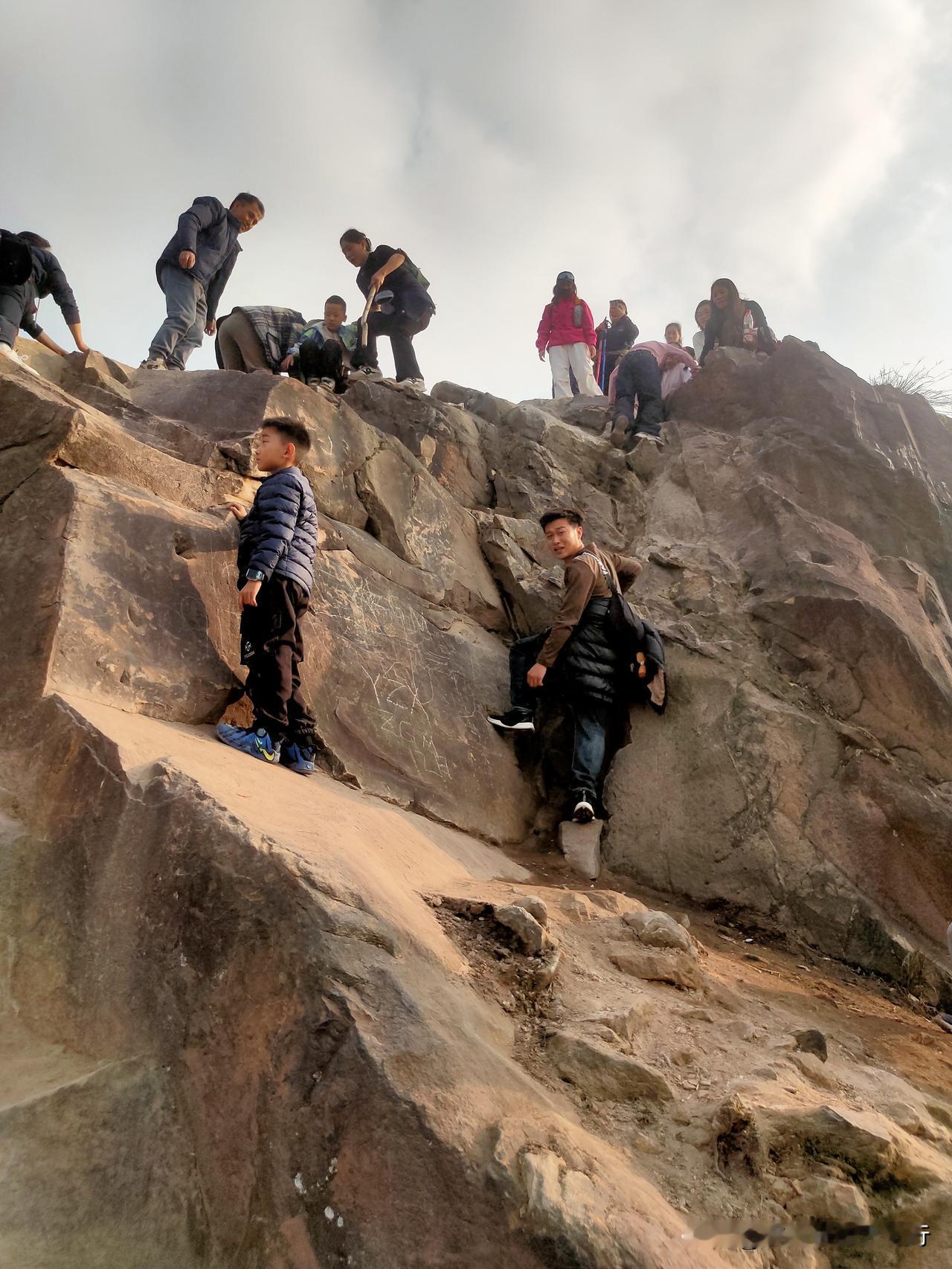 巴南鱼胡路刀片岩：悬崖边的登山秘境巴南鱼胡路刀片岩：悬崖边的登山秘境重庆