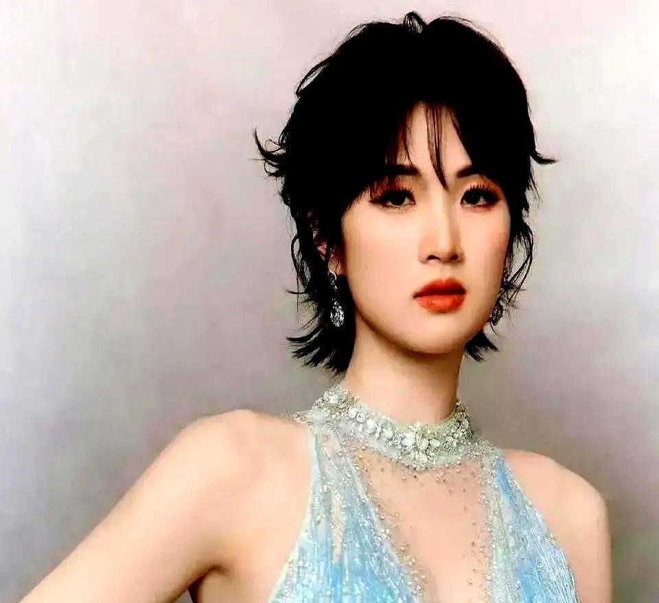 姚安娜，三个月不见天日死磕一句话，凭什么让张艺谋亲自去后台点赞？你以为只是“公