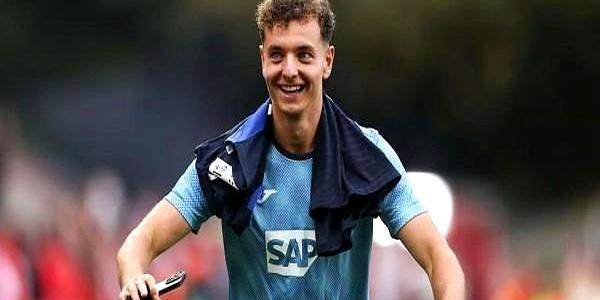 切尔西老板把三千万欧元砸在霍芬海姆的桌上抢莱万接班人，那个23岁的小子却死死盯着