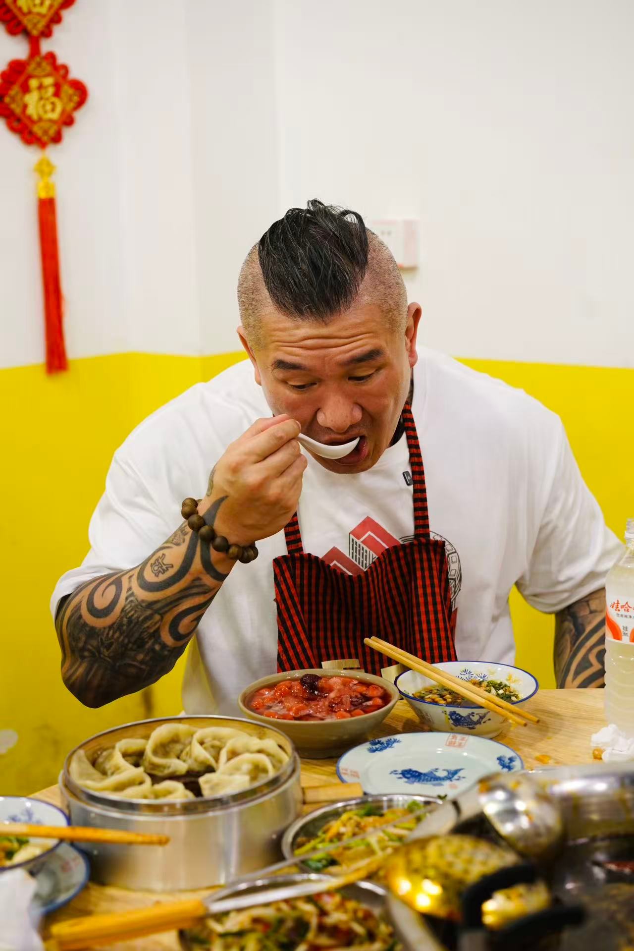 网红台湾馆长大赞重庆美食台湾馆长川渝行，首站抵达重庆并打卡当地特色鱼火锅—刘地