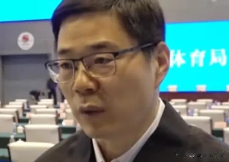 杨毅：篮协主席他不懂篮球，你让他怎么管。当然，在节目中，杨毅没有这么直白，但
