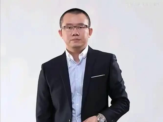一位两性专家说：“男人喜欢一个女人，就会忍不住的去拥抱，亲吻。而女人喜欢一个男