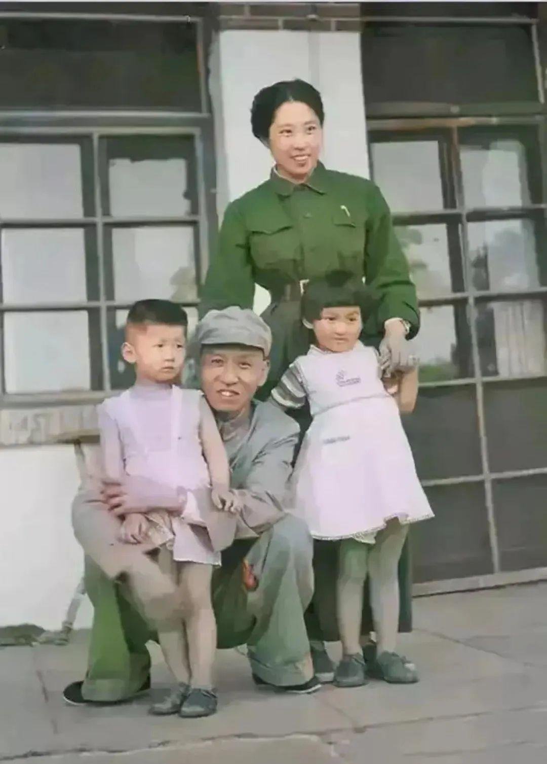 晴雨风说史晴雨风说史1948年西柏坡，新婚不久的刘少奇和王光美，照片中两