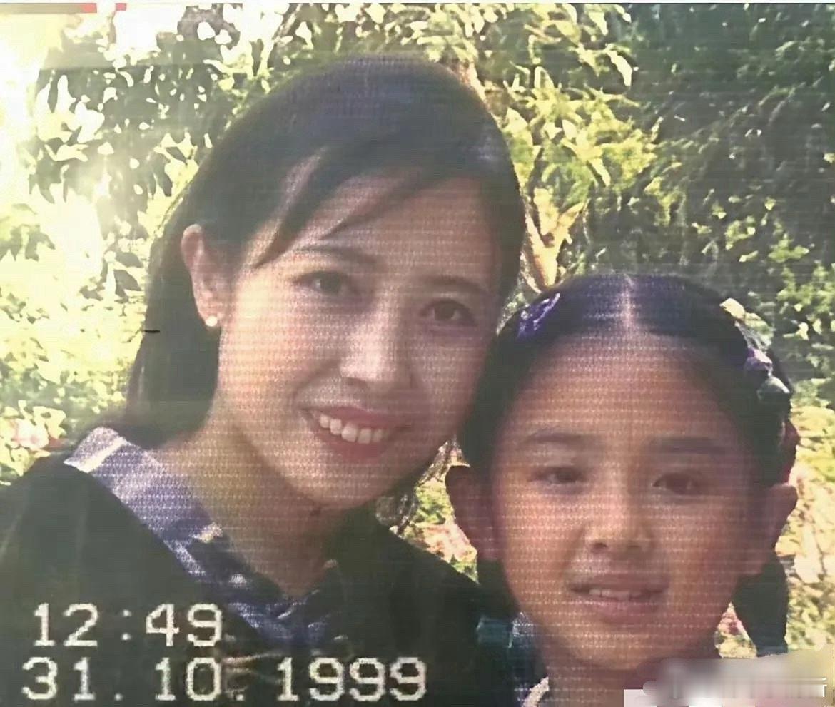 太会长了吧？再次感叹明星们中基因彩票的运气！刷到了张含韵小时候和父母的合照，发现