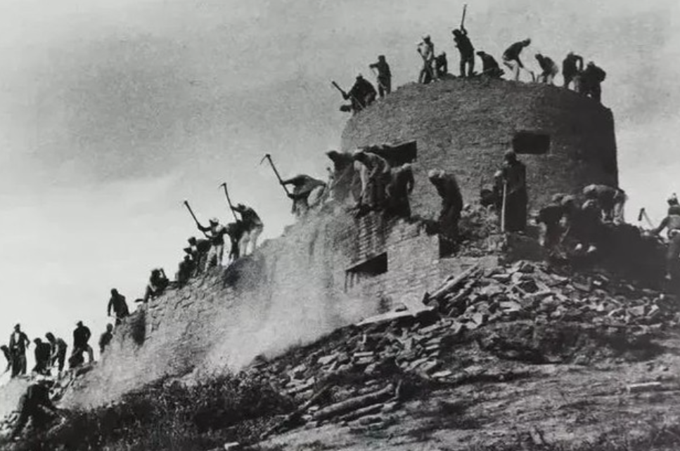 1940年，日军2000兵力趁着过新年，在武家湾包围了2团，团长却下令不准开枪，