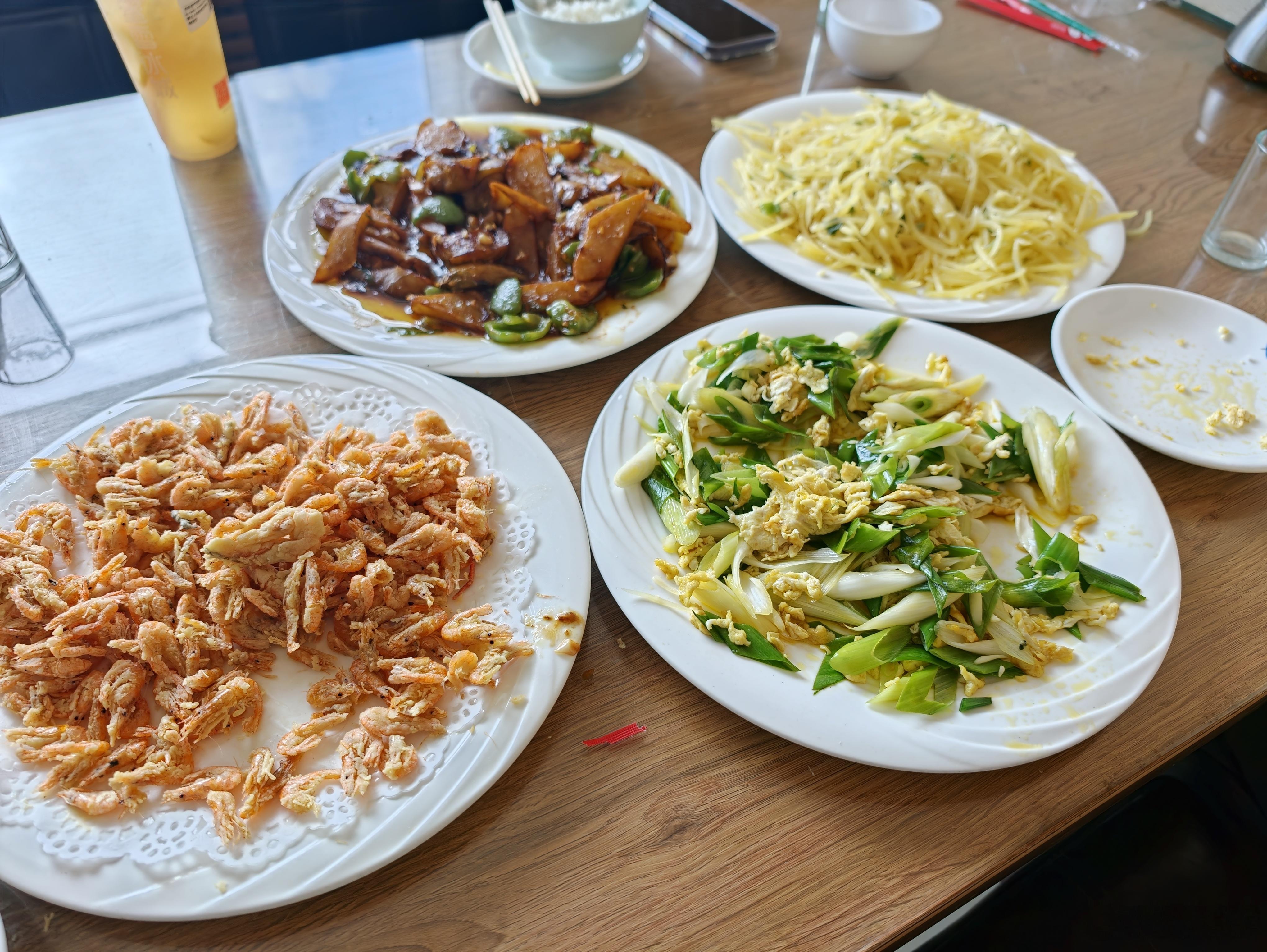 东北菜的分量[裂开]图一吃之前图二吃饱后​​​