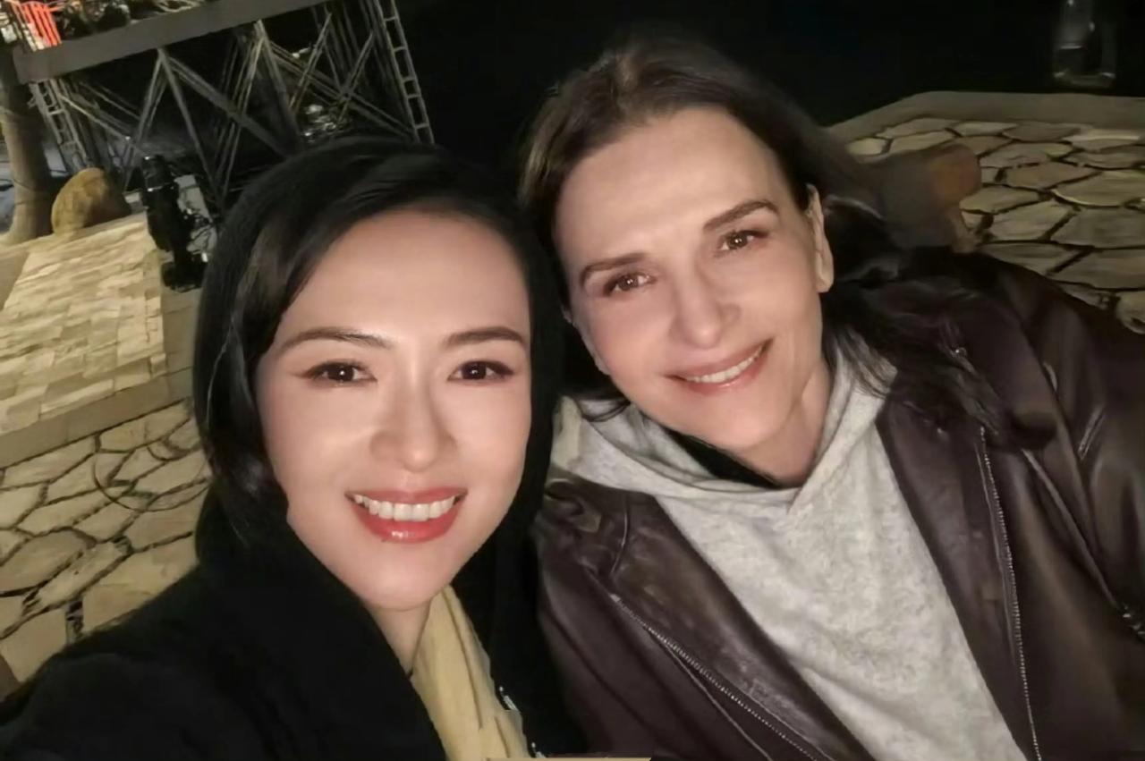 章子怡晒和朱丽叶·比诺什合照！章子怡于2025年12月9日晒出与法国影后朱丽叶