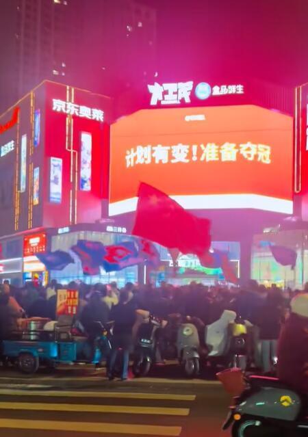 据说这几天泰州的街头都有球迷在为苏超决赛造势,白天在体育场训练助威,晚上到广场上