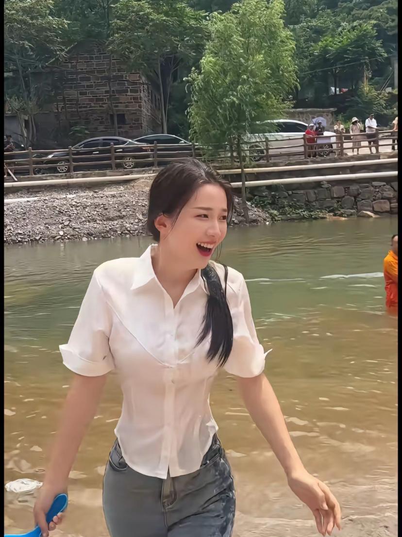 这身材凹凸有致，就是不穿都好看。
