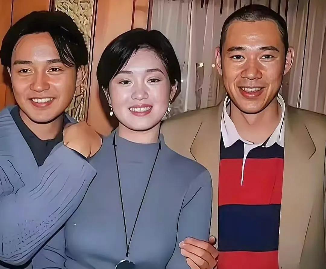 1995年，张国荣、巩俐与张丰毅在拍摄电影《霸王别姬》之际，三人一同拍下了这张照
