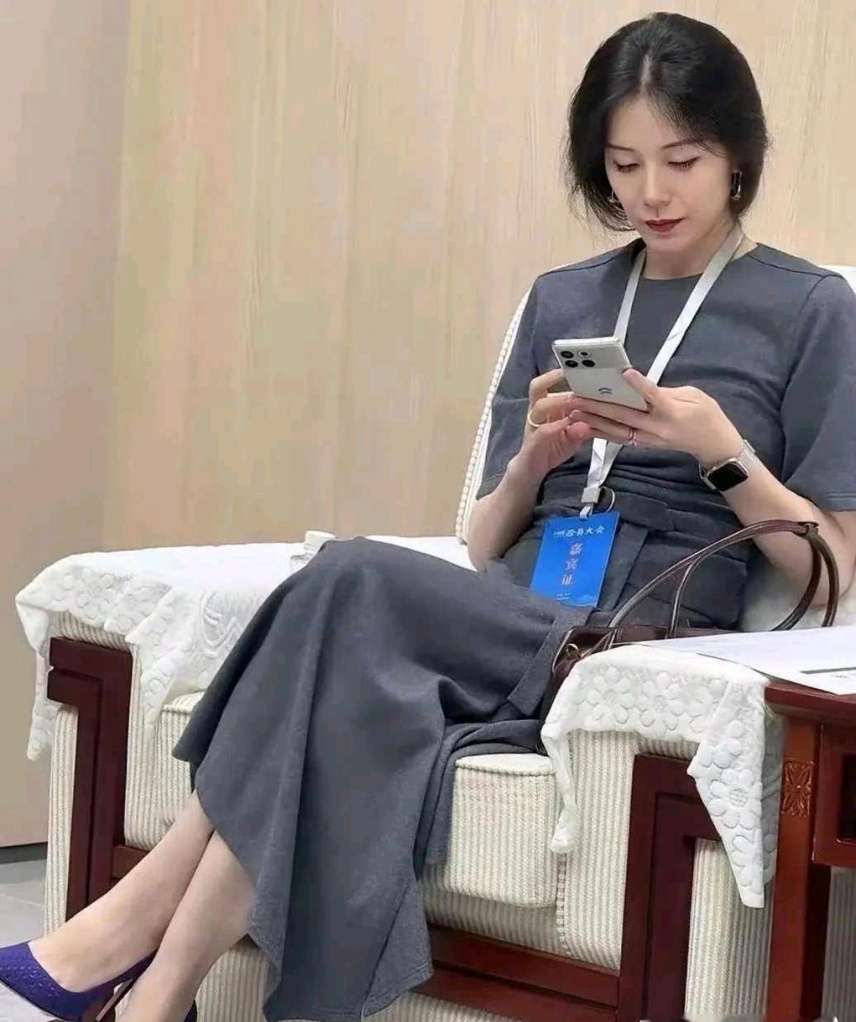 不得不说蔚来老板娘确实漂亮，我一个女的都忍不住想要看多两眼......出席公开活