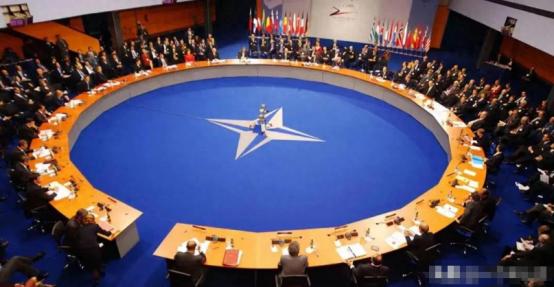 美国一直想把中俄各个击破，为什么中俄却不结盟？ 要说当前国际政坛最让人摸不着