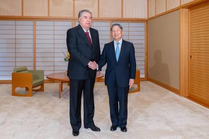 日本天皇亲切接见了哈萨克总统托巴耶夫。日本天皇现在只是日本的象征，并无实权。