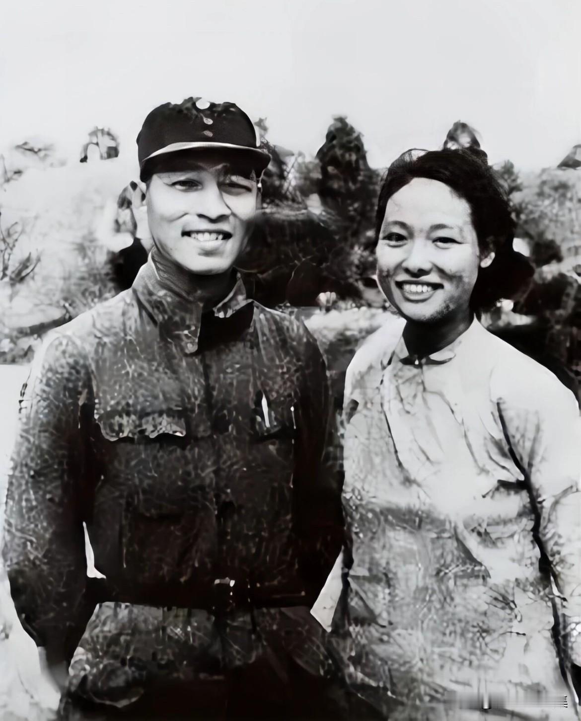 抗战时期，彭雪枫与妻子林颖的合影。彭雪枫（1907-1944）是新四军第四师师长