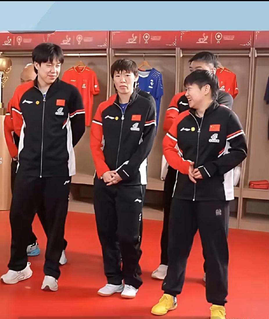 曼昱姐的稳重VS莎头的欢乐王曼昱往中间一站，主打一个岁月静好、沉稳大气，旁