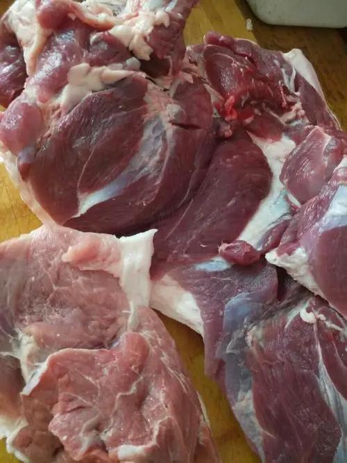 老伴回家本打算买几十斤喂豆腐渣的猪肉，今天通话她说太贵了，没有买。猪肉16一斤