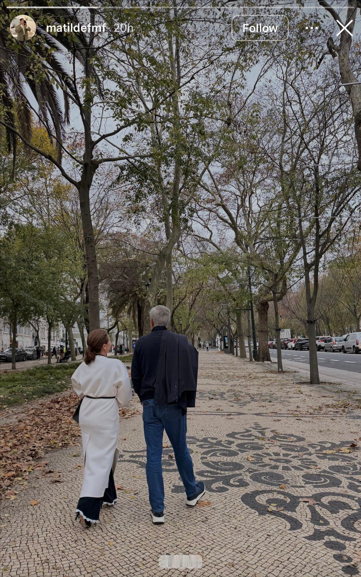 对穆里尼奥催生的回应，老头的长女玛蒂尔德，在社交平台上，发了鸟叔和妻子，走在街头