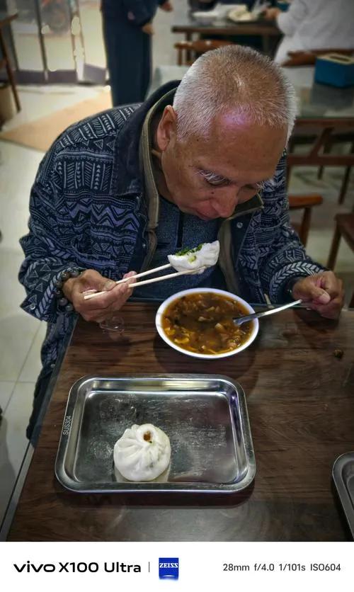 世上的人遍地都是，说得着的人千里难寻。上周清晨，我在南阳白河岸边的早餐摊喝
