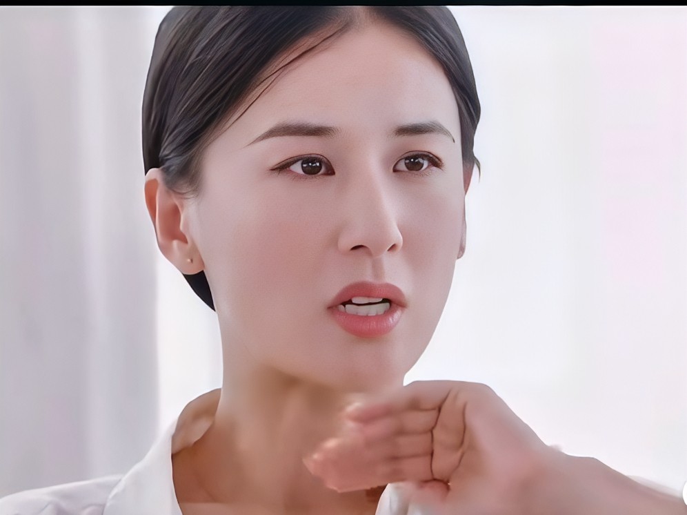 黄圣依隐忍十年无彩礼婚姻：父母无声守护揭露豪门儿媳的辛酸泪